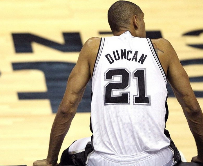 科比被撞但不要犯规，随后急停干拔，打进2加1#篮球