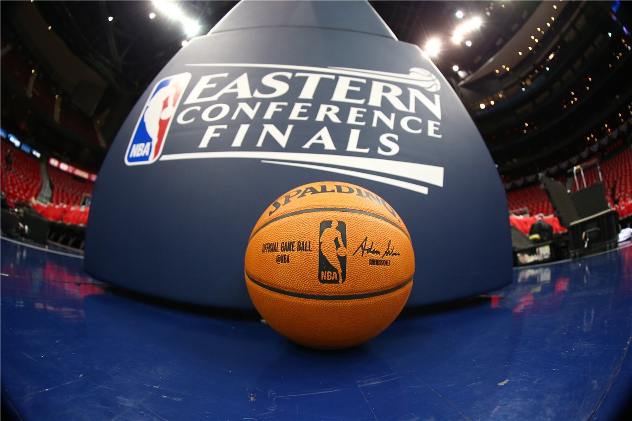 2010冬奥会女子冰壶铜牌赛第8局，瑞士后手优势